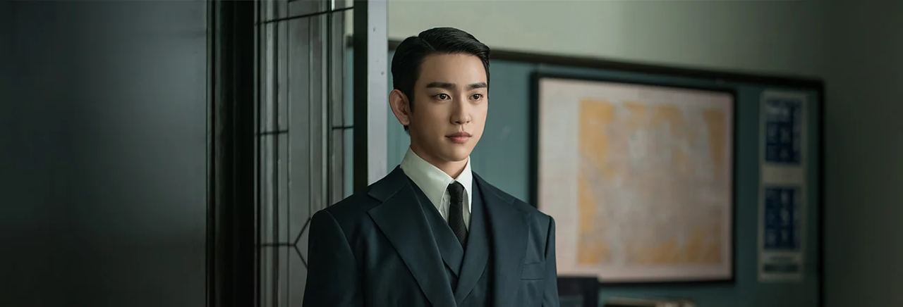 Park Jinyoung como Kim Tae-woong, de terno escuro, junto a um mapa
