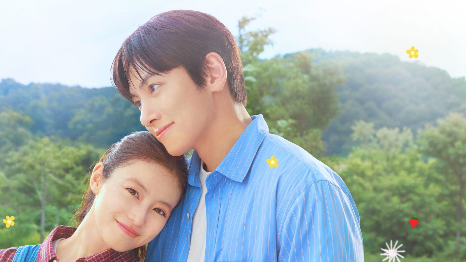 Mio Imada encosta a cabeça no ombro de Ji Chang-wook diante de um campo verde, na arte oficial de Amor Doce Amor