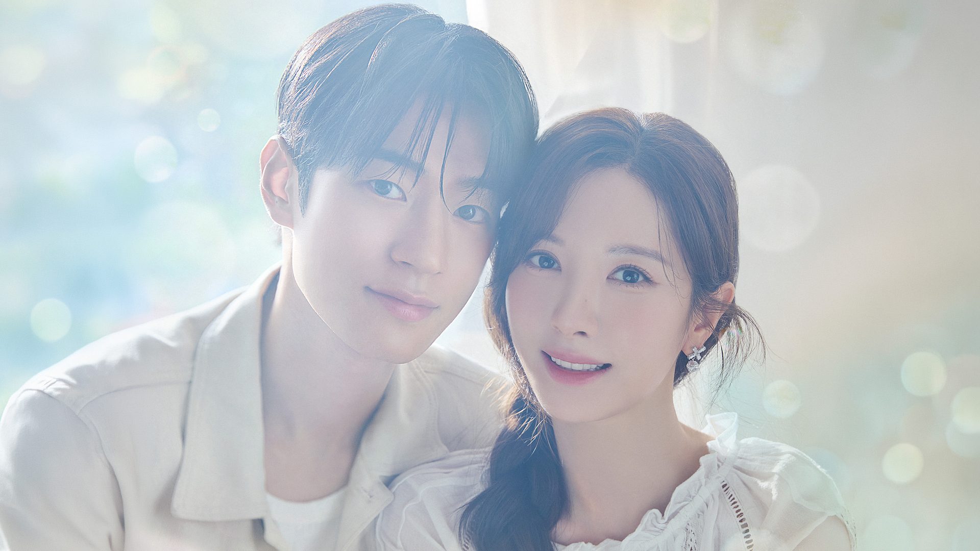 Kim Ji Yeon e Park Seo Ham abraçados e sorrindo em pôster de De volta para você, com fundo claro e bolhas de luz