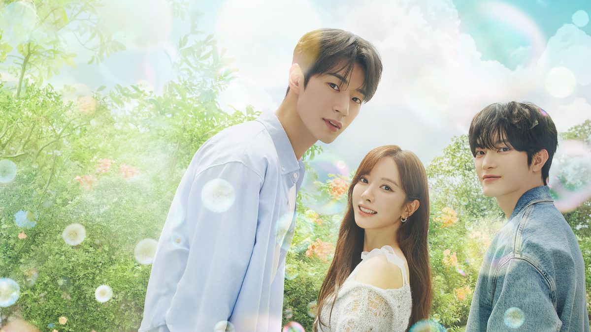 Kim Ji Yeon sorri entre dois atores num jardim florido, em arte oficial de De volta para você