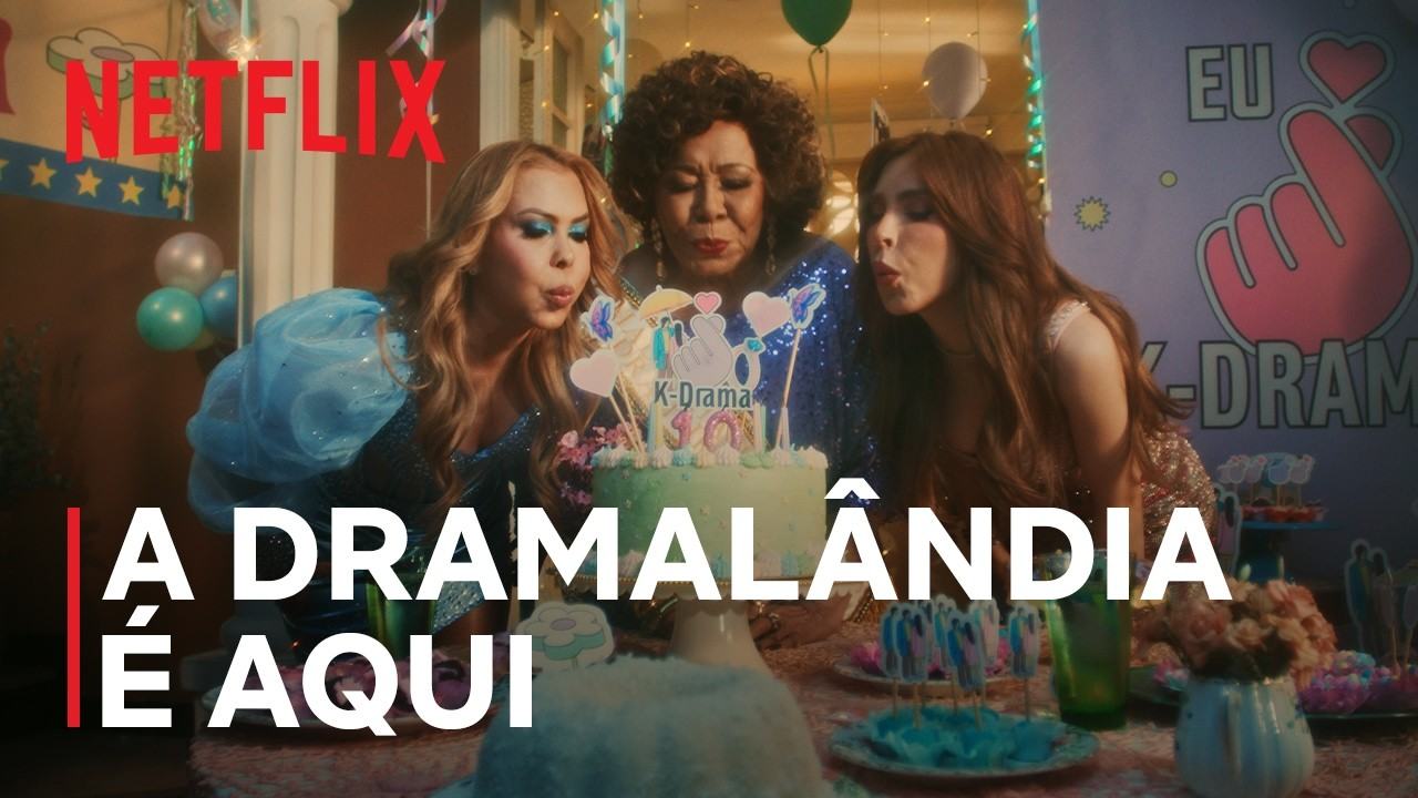 Três participantes diante de um bolo na campanha de dez anos dos doramas na Netflix