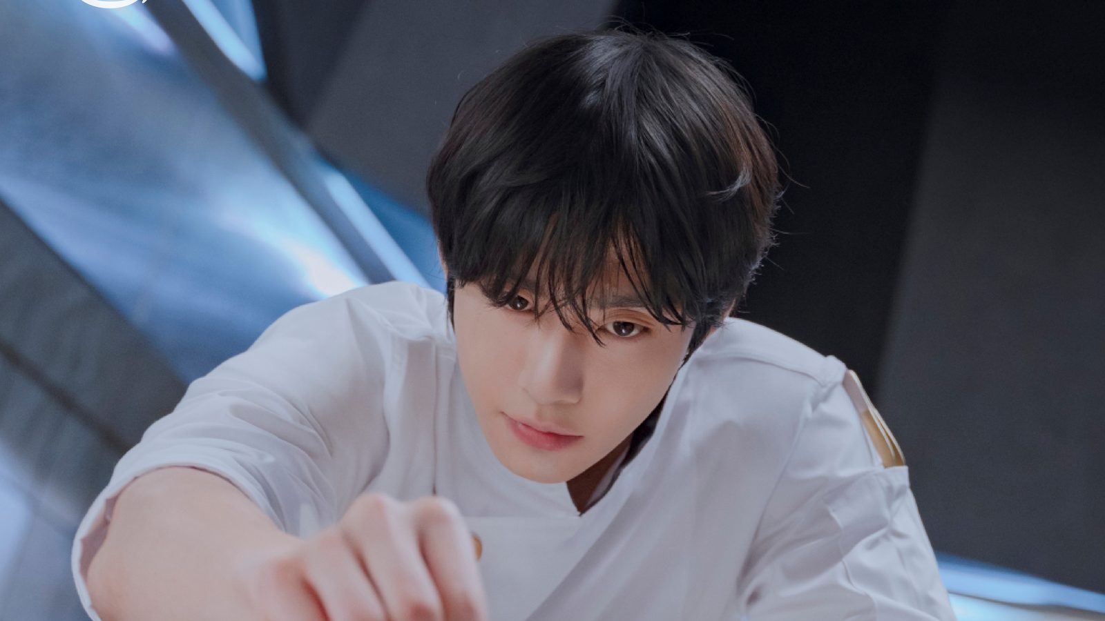 Ahn Hyo-seop como o chef Kang Han, de dólmã branca, debruçado sobre a bancada de uma cozinha profissional