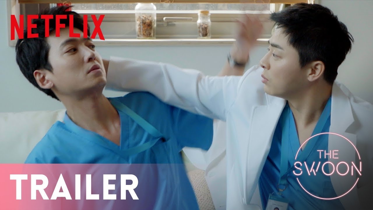 Dois integrantes do elenco em uniforme hospitalar na miniatura do trailer da primeira temporada