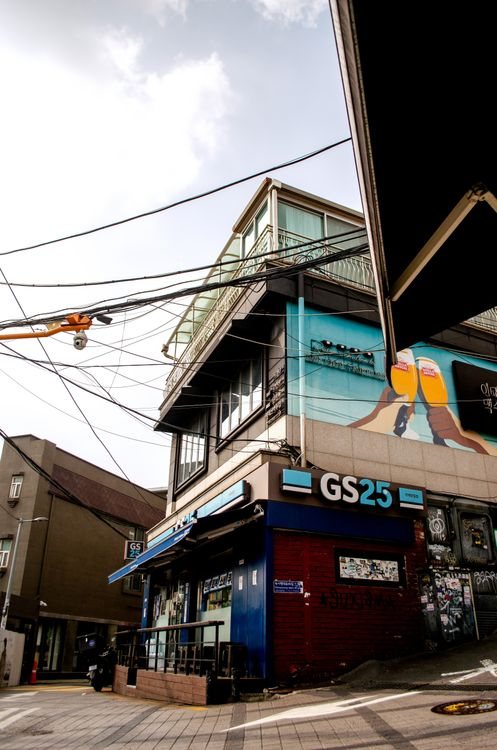Esquina real de Itaewon em Seul com loja de conveniência