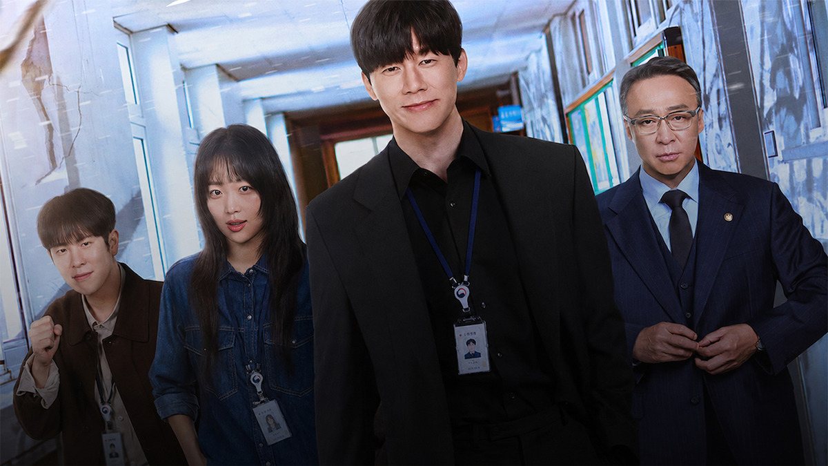 Pyo Ji-hoon, Jin Ki-joo, Kim Moo-yul e Lee Sung-min lado a lado no corredor de uma escola, os três mais jovens com crachá no pescoço