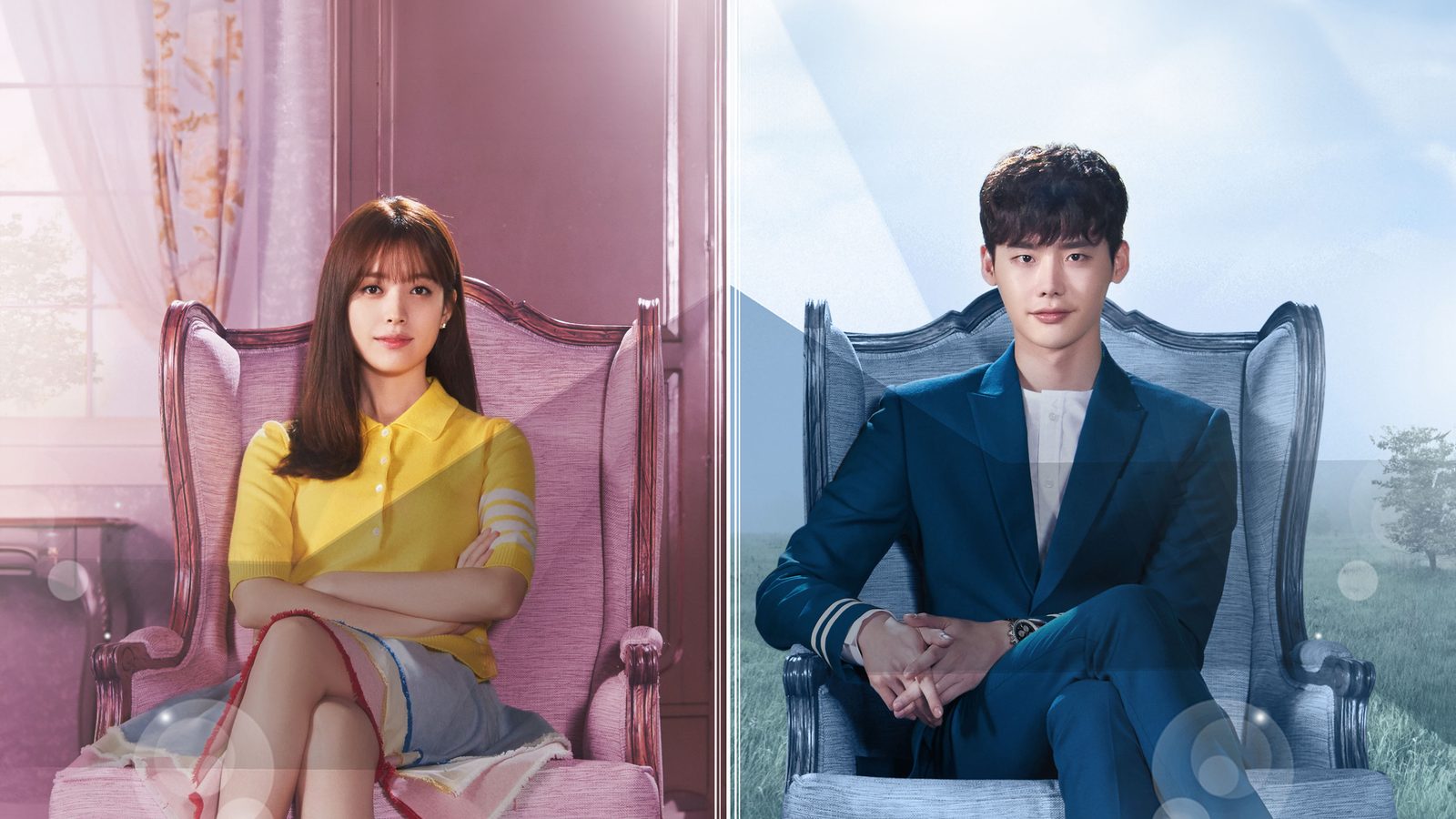 Han Hyo-joo de blusa amarela e Lee Jong-suk de terno azul sentados em poltronas, em arte dividida ao meio