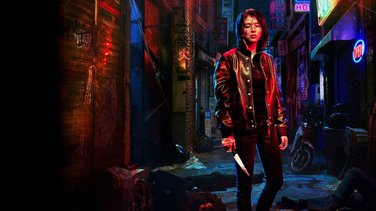Protagonista de My Name em rua escura na imagem oficial da série