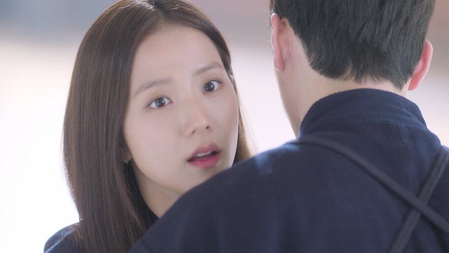 Jisoo em cena promocional de Namorado por Assinatura diante de outro personagem