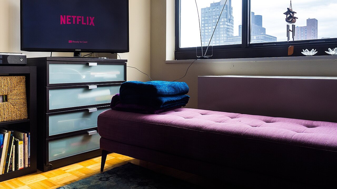 Televisão com o logotipo da Netflix em uma sala