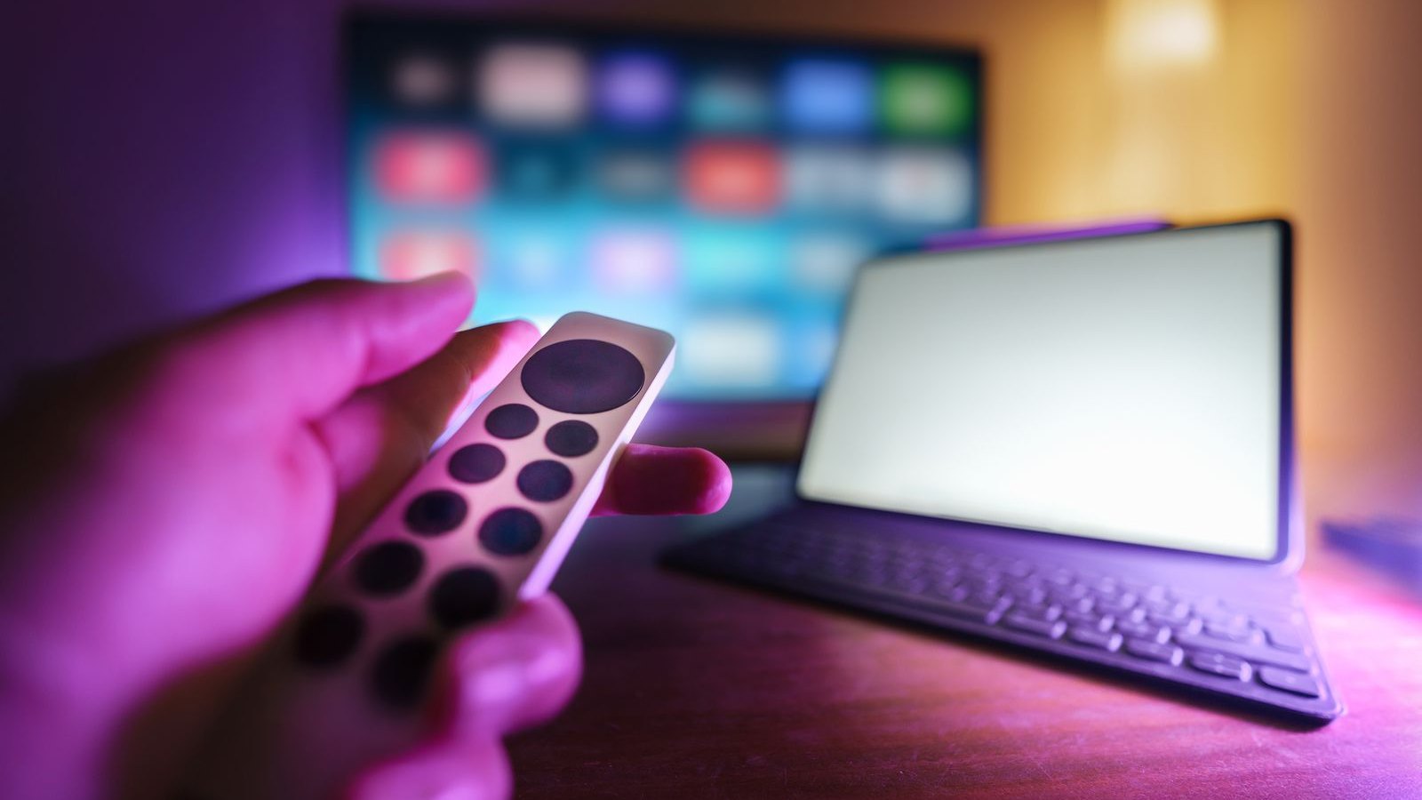 Controle remoto e aparelhos em uma sala