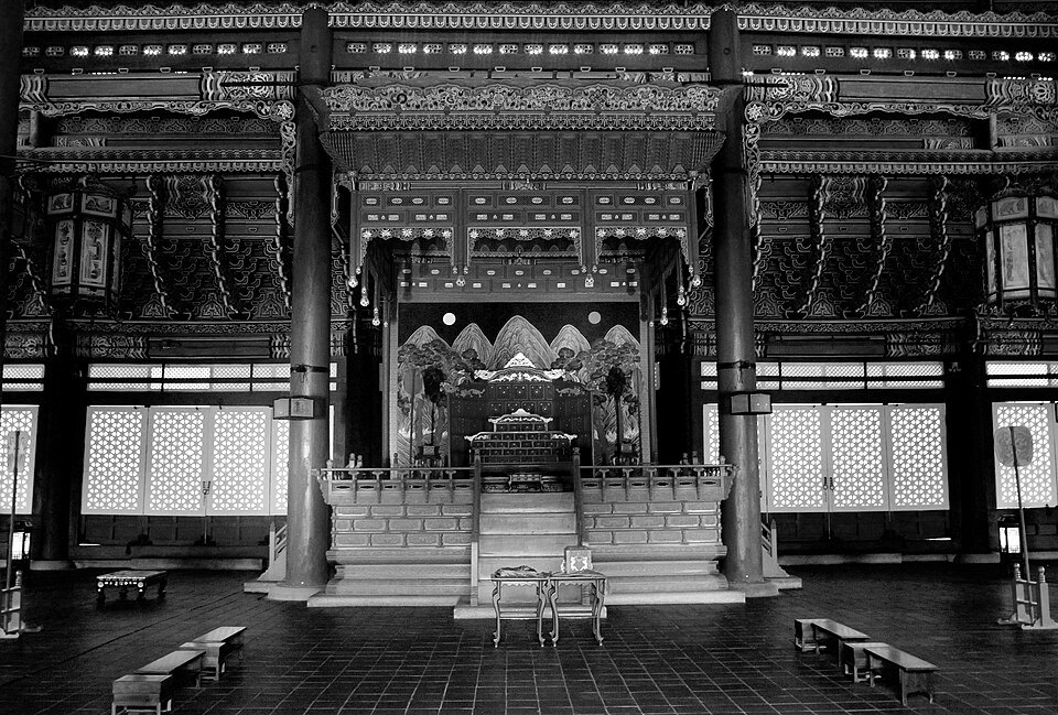 Interior do salão Geunjeongjeon no palácio Gyeongbokgung