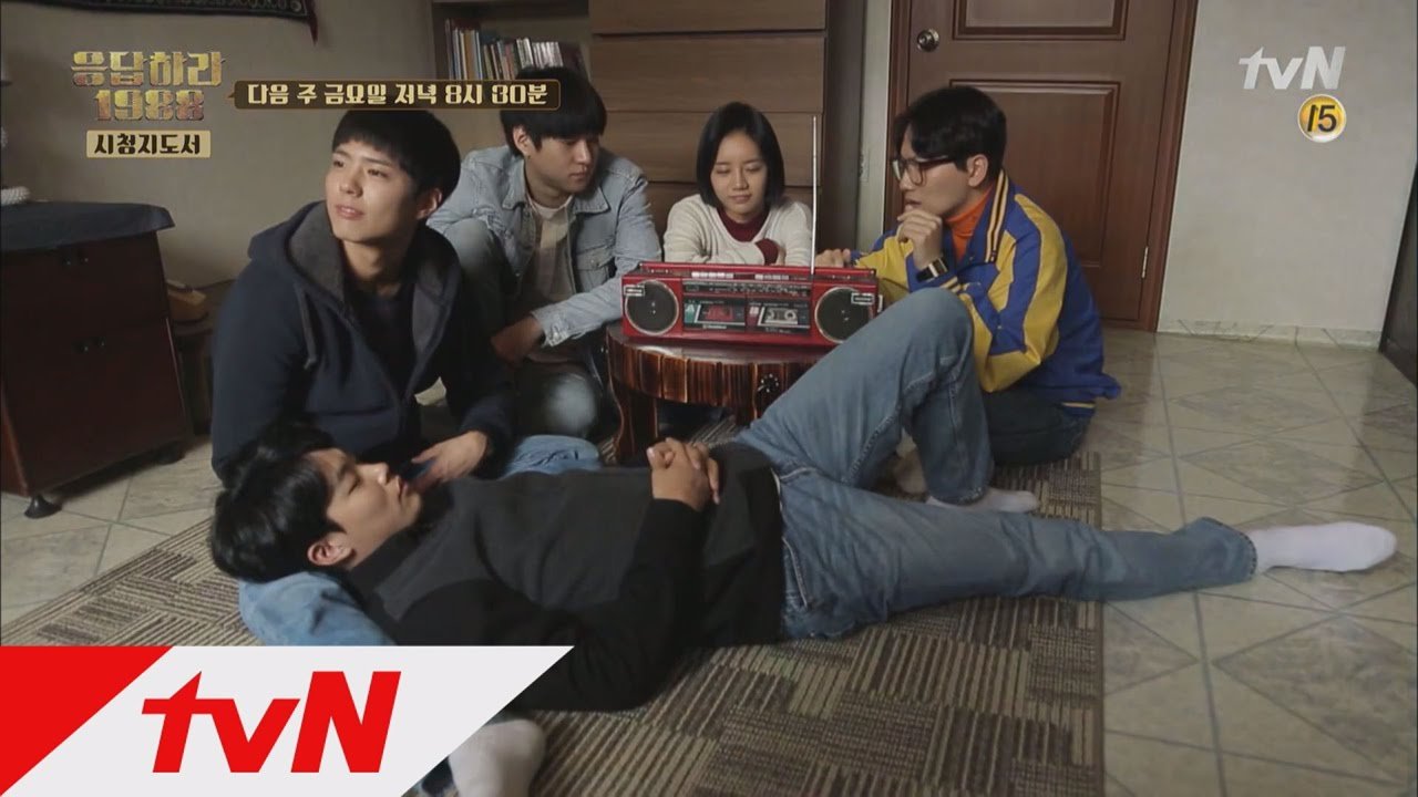 Cinco amigos escutam rádio na miniatura da prévia oficial da tvN