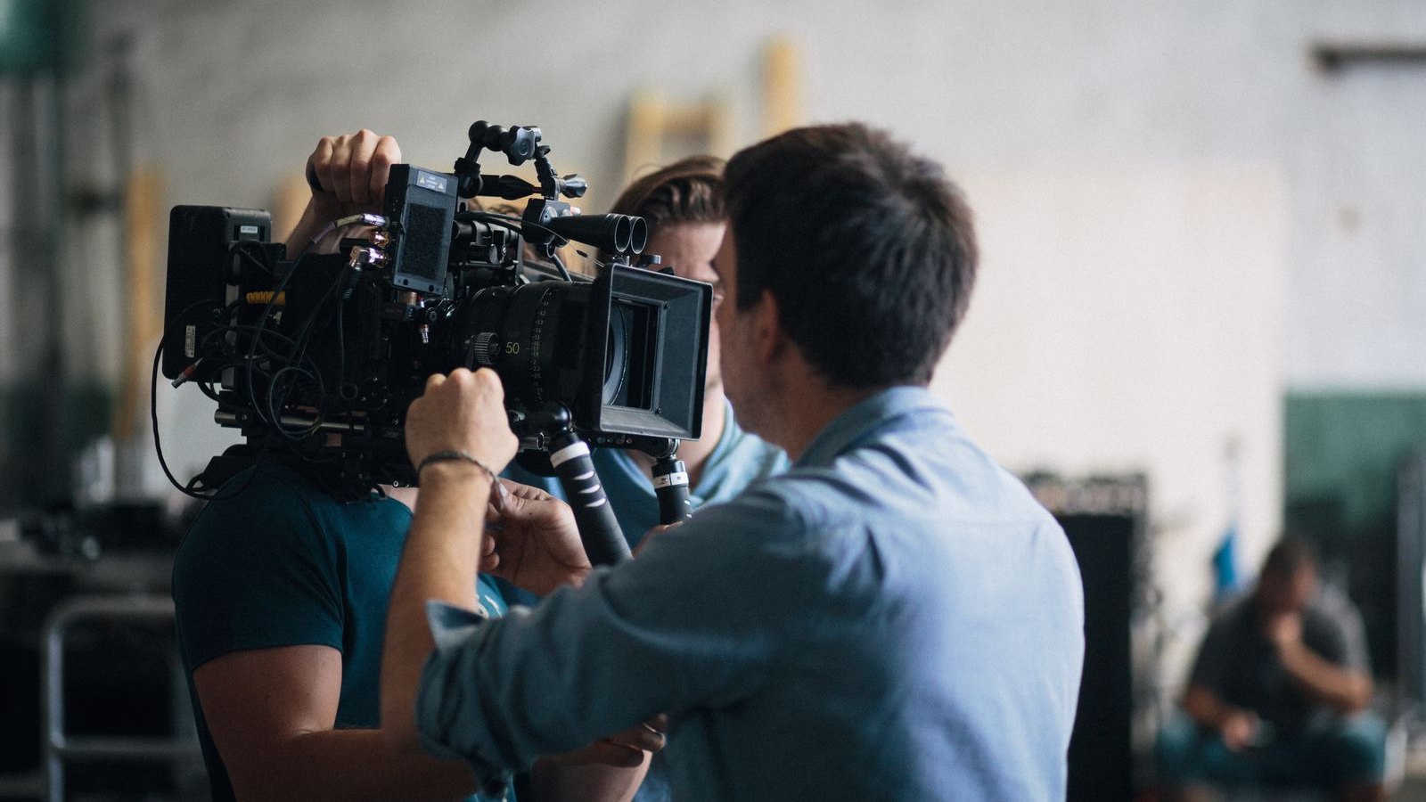 Equipe ajusta uma câmera em set de filmagem