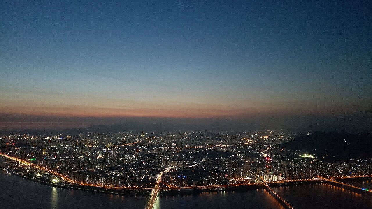 Seul iluminada à noite junto ao rio Han