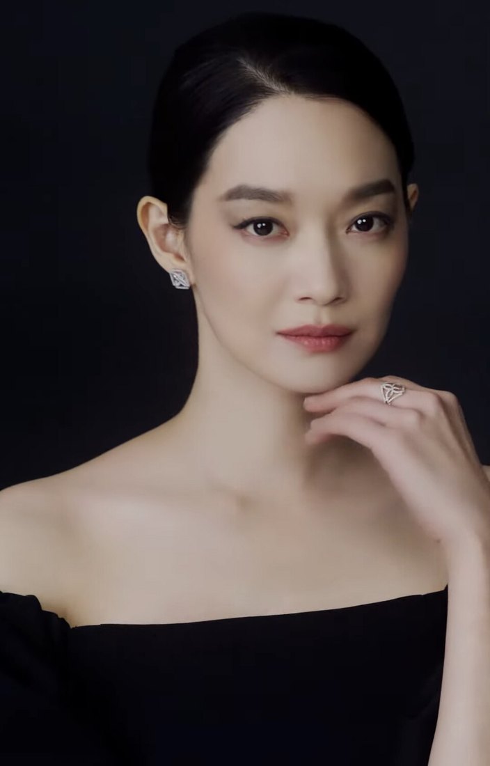 Shin Min-a em retrato público de 2022
