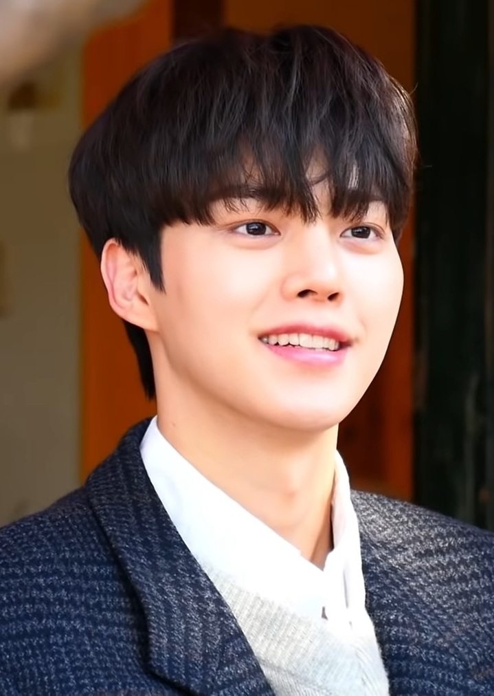 Song Kang em retrato de estúdio de 2020