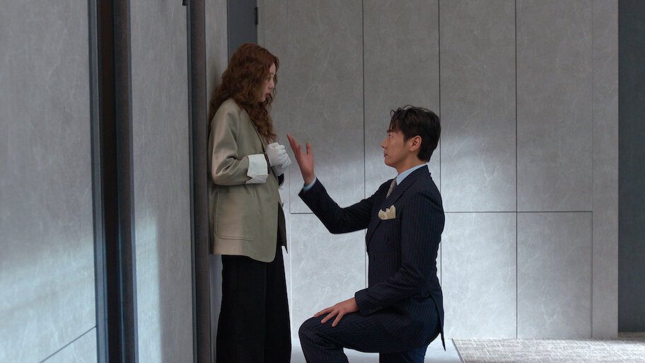 Personagens de Chae Soo-bin e Kim Young-kwang frente a frente em imagem promocional da Netflix
