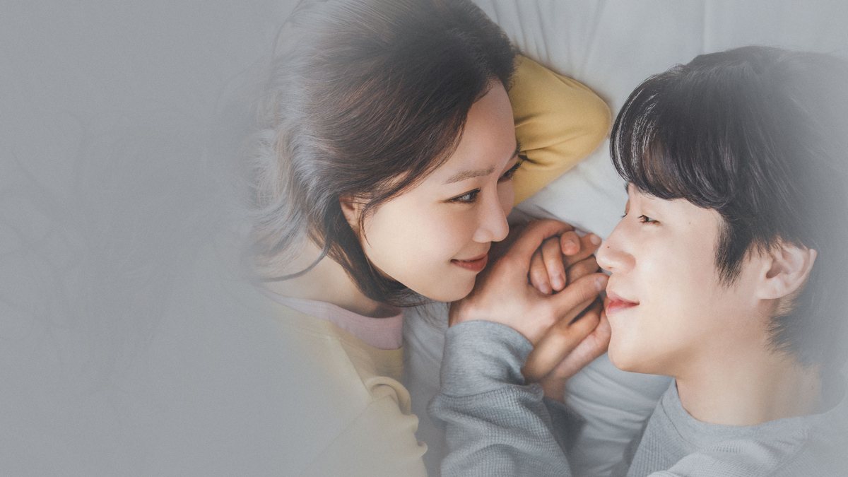 Arte de A Bona Fide Killer na Viki: um casal deitado de mãos dadas, sorrindo um para o outro